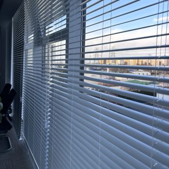 Custom Aluminum Venetian Blinds for Windows – Light Control & Privacy Solution for Home and Office