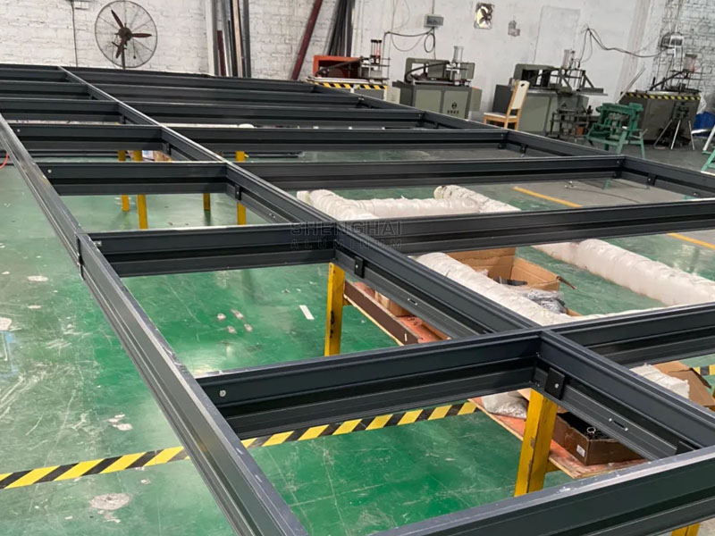 Outdoor aluminum door workshop